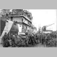 900-0057 Die letzten Truppen verlassen Gotenhafen und werden auf Schiffe verladen..jpg